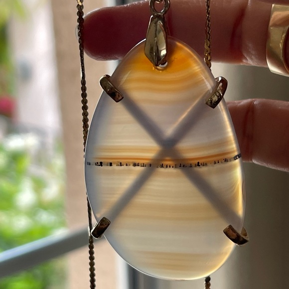 Natural banded scenic agate gold tone pendant & chain - Picture 6 of 8